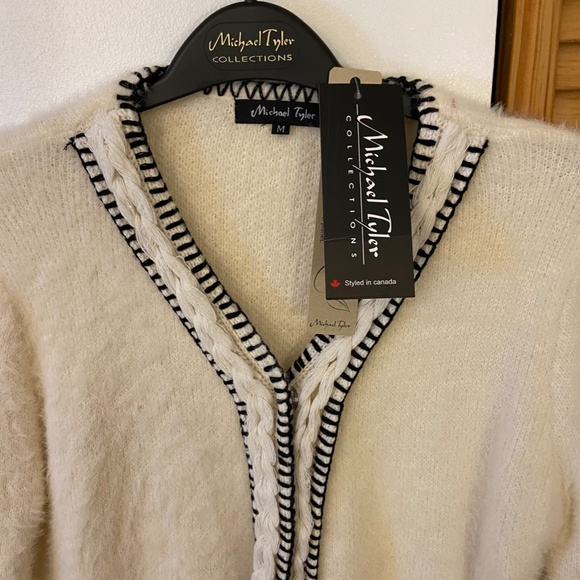 Warm and cozy sweater with ''furry'' pockets - Picture 6 of 8